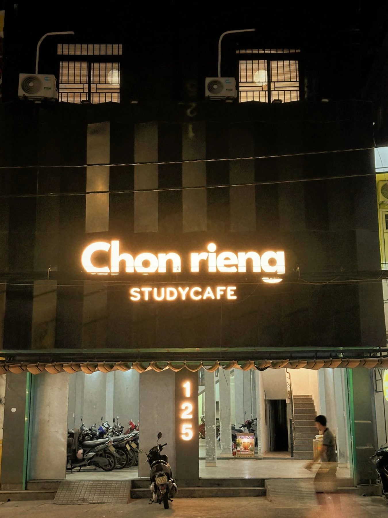 Mặt tiền Chốn Riêng về đêm, bảng hiệu Chon rieng Studycafe sáng đèn